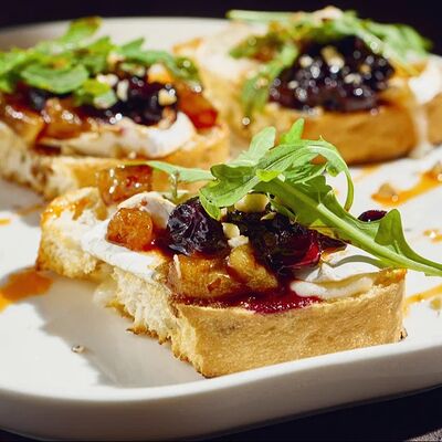 Брускетта с камамбером, смородиной и грушевым конфи в Гастробар DOM по цене 620