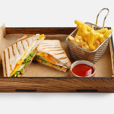 Клаб сэндвич с индейкой и картофелем фри в Coffee Boom по цене 900 ₽