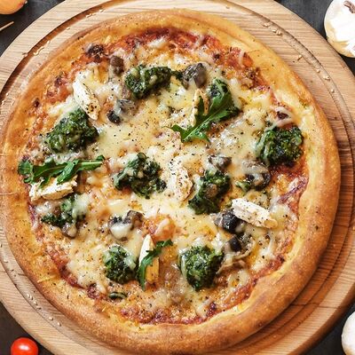 Пицца Курица Грибы в Капуцин Кирова по цене 680 ₽