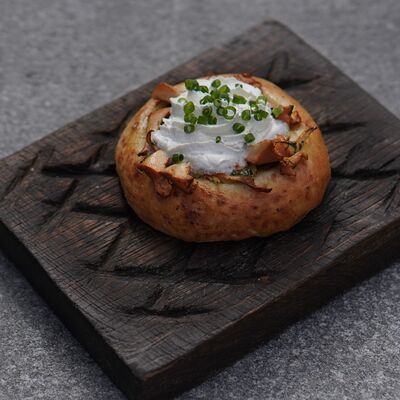 Шаньга с обжаренными лисичками и муссом из копченой сметаны в Double по цене 490