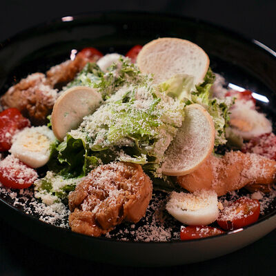 Салат Цезарь с курицей в Ostroff по цене 540 ₽