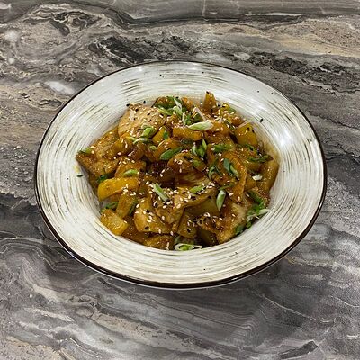 Свинина с ананасами в тайском соусе в Суши-бар Макото по цене 450 ₽