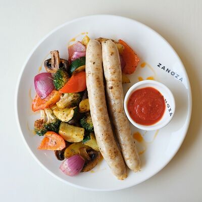 Печёные овощи с рублеными куриными сосисками в Zanoza Kруассантерия по цене 950 ₽