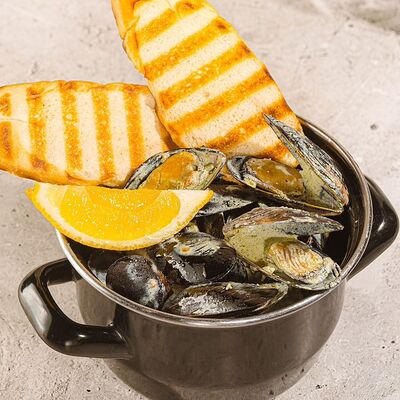 Черноморские мидии в соусе Том ям в Stories по цене 750 ₽