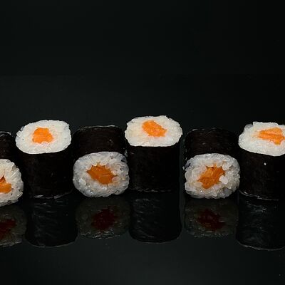 Ролл с лососем в Moscow Роллы по цене 345 ₽