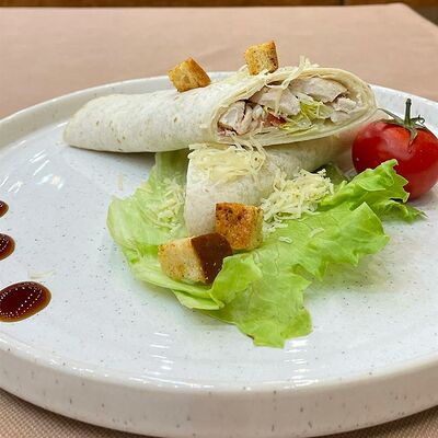 Цезарь ролл в Кафе на развилке по цене 473 ₽