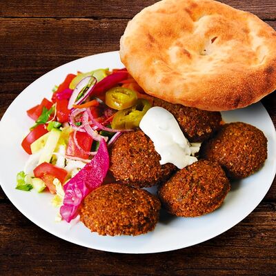 Вегетарианский фалафель на тарелкев FOOD MASTER по цене 450 ₽