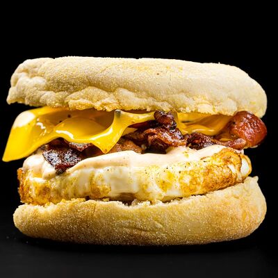 Мангалкофе-маффин с беконом и яйцом в МАНГАЛКОФЕ по цене 270 ₽