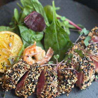 Стейк из тунца на гриле и микс-салат в Жаба по цене 840 ₽