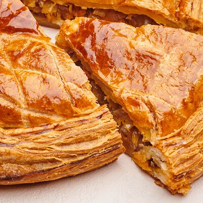 Пирог слоёный с капустой и беконом (целый) в Кондитерская пекарня Варвара и Jerome по цене 1158 ₽