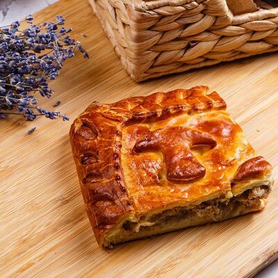 Пирог с курицей и грибами в Много хлеба по цене 109 ₽