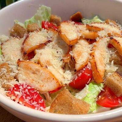 Цезарь с курицей в Чёрноморская пицца по цене 460 ₽