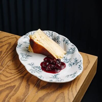 Баскский чизкейк с вишней в Мона по цене 660 ₽