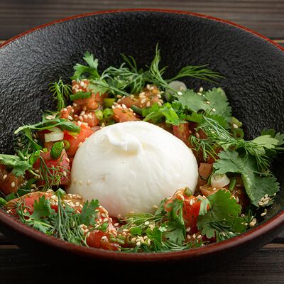 Салат из томатов с сыром бурратав Jager restopub по цене 740 ₽