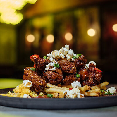 Крылья сладкая кола с попкорном, криспи беконом и картофелем фри в Frank by Баста по цене 720 ₽