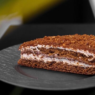 Торт Медовик в праздничной коробке в Пекарня Буханка по цене 2090 ₽