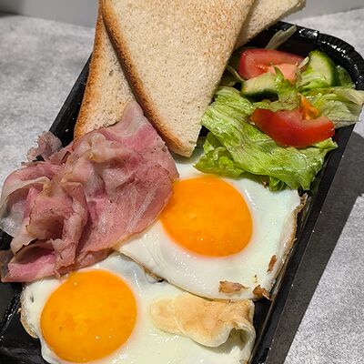 Яичница с беконом и тостом в Фабрика чизкейков по цене 220 ₽