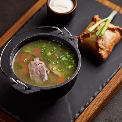 Шулюм с пирожком из дичи в Осип Терлеев по цене 750 ₽