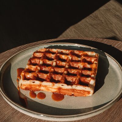 Венская вафля с домашней карамелью в Локация кофе по цене 300 ₽