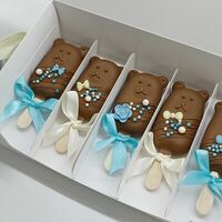 Пирожные кейк-попсы эскимо в виде мишек в голубом декоре в Katicake