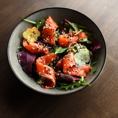 Салат с семгой в Sterling гастро паб по цене 1066 ₽