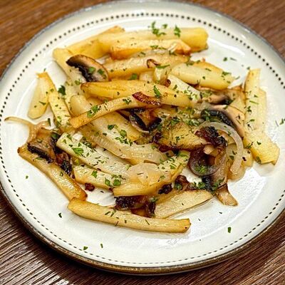 Картофель с грибами и жареным луком в Акватория по цене 215 ₽