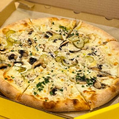 Пицца с куриным филе, шампиньонами и солеными огурчиками в Al Dente по цене 26 р.