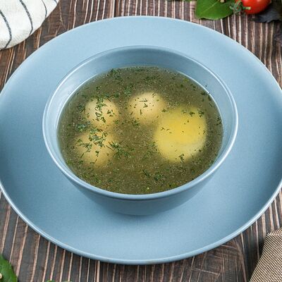 Куриный бульон с фрикадельками в Солянка Крафт Бар по цене 365 ₽