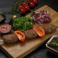Люля-кебаб из баранины и говядины с помидорами в Istanbul Kebab