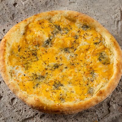 Пицца Четыре сыра в Осетинские пироги - Голд Проджект по цене 830 ₽