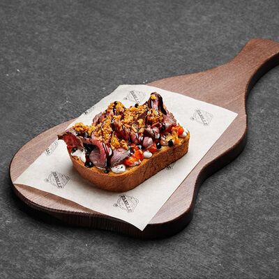 Бутерброд с ростбифом из мраморной говядины, муссом из молодого сыраи оливками каламата, болгарским перцем в Залечь на дно в Гамбург по цене 588 ₽