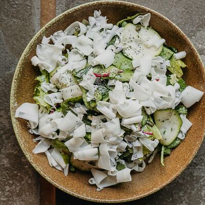 Зелёный салат с козьим сыром и медовой заправкой в Lele Kitchen & Wine по цене 850 ₽