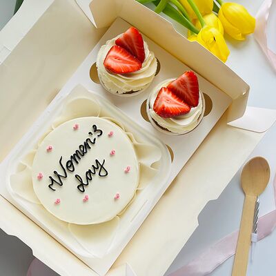 Набор бенто women’s day и 2 капкейка с вишнейв Kulakovabakery по цене 2690 ₽