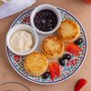 Сырники с каймаком и вареньем из чёрной смородины в Мархаба Халяль по цене 492