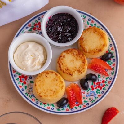 Сырники с каймаком и вареньем из чёрной смородины в Мархаба Халяль по цене 492 ₽