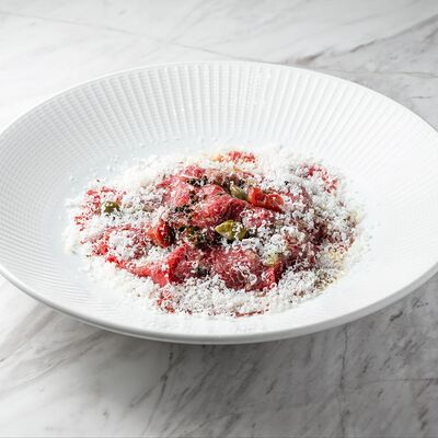 Карпаччо из говядины с руколой и пармезаномв Мясной синдикат по цене 730 ₽