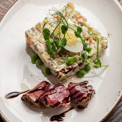 Оливье с двумя видами мяса в Сандуны Урал по цене 920 ₽