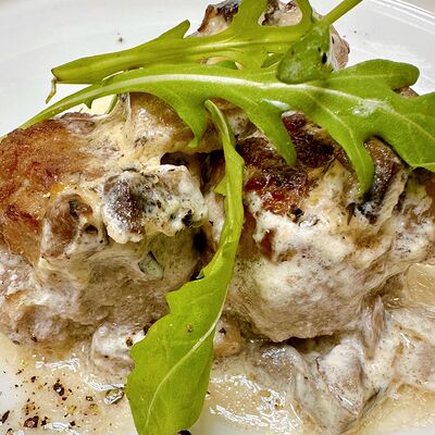 Тефтели мясные с грибным соусом (обеденное меню) в Кафе Театральное по цене 215 ₽