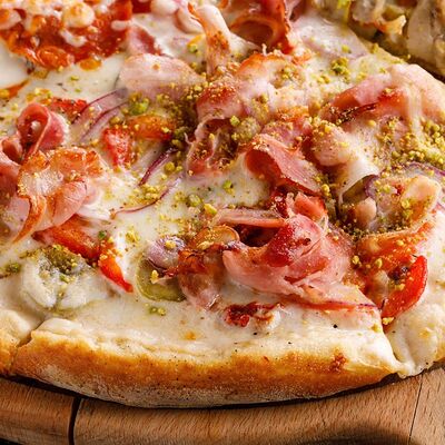 Пицца с копченой грудинкой, халапеньо и вялеными томатами в Puberty по цене 860 ₽