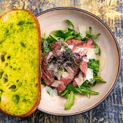 Салат с говядиной, томатами и чимичурри в Галки по цене 970 ₽