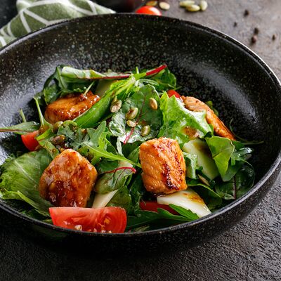 Теплый салат с форелью и сыром сулугуни в Баклажан в ТЦ 