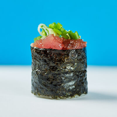 Гункан Тунец с унаги и зеленым луком в Русалочка любит суши по цене 180 ₽