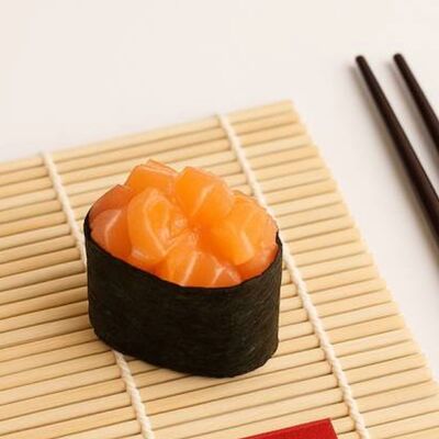 Гункан с лососем в Ясураги по цене 229 ₽