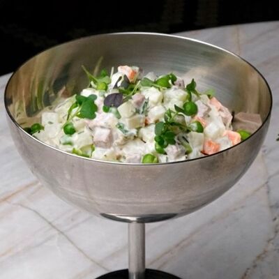 Оливье / говяжий язык в Bisou Bisou Bistro по цене 520 ₽