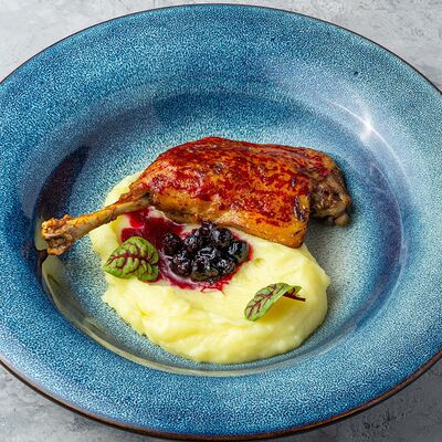 Утиная ножка конфи с картофельным пюре и смородиной в Jager restopub по цене 1290 ₽