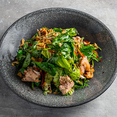 Салат с копченым лососем, жареным бататом и бальзамическим мисо в КрабыКутабы по цене 710 ₽