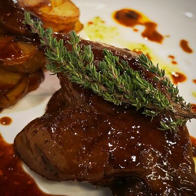 Утиная ножка конфи с тартаром из сезонных ягод и запеченным картофелем в Уголь по цене 850 ₽