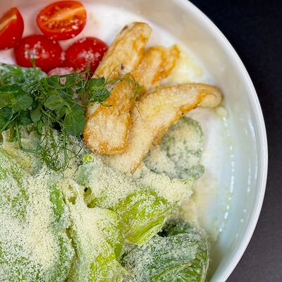 Салат Цезарь с курицей в Lemongrass по цене 505 ₽