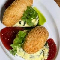 Котлета по-киевски с ягодным соусом и сырно-шпинатным пюре в ROS