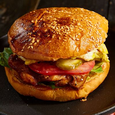 Бургер с куриным стейком в ЕрмолаевЪ Охота и Рыбалка по цене 610 ₽